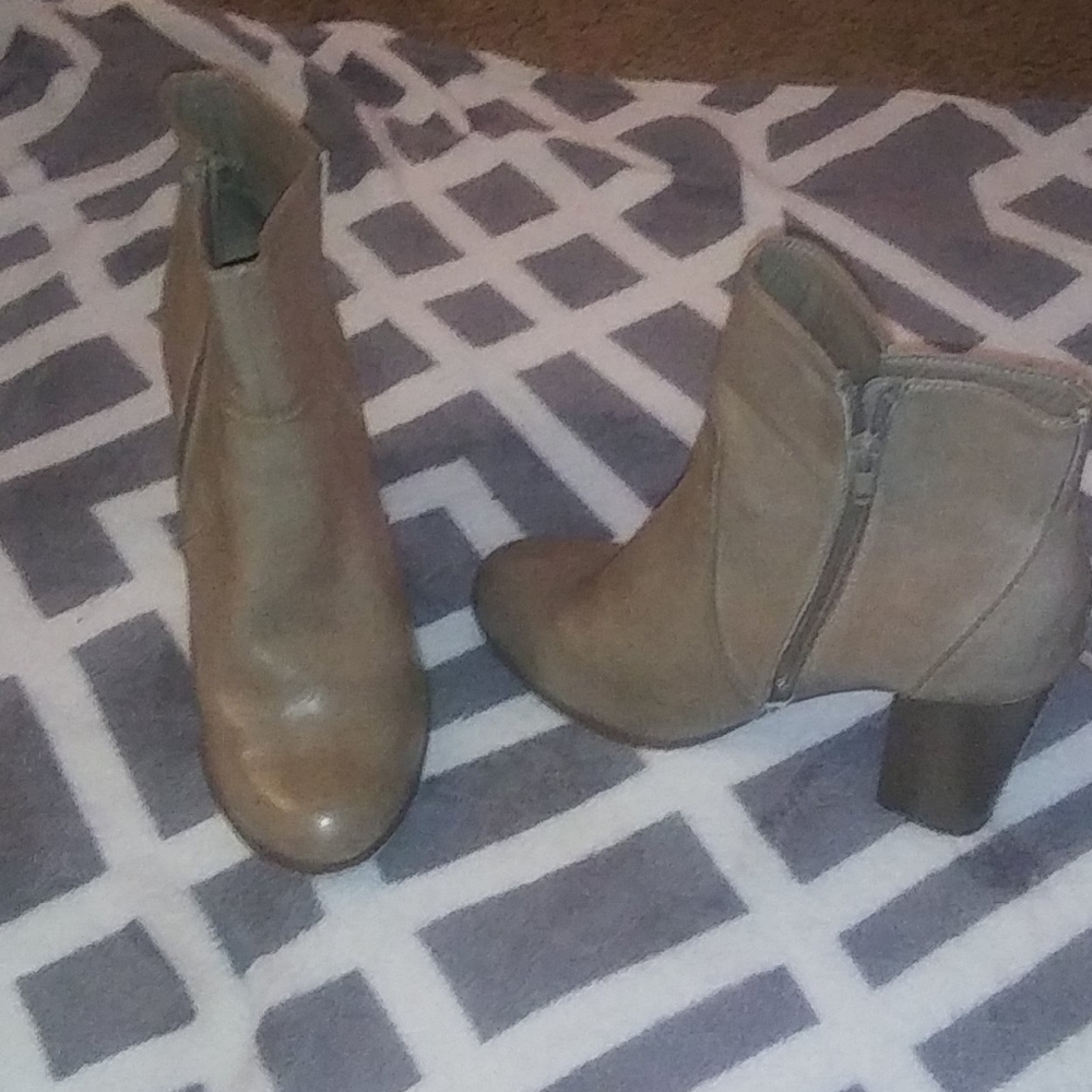 Tan heeled boot